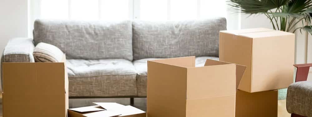 Boîtes en carton dans le salon, concept d'emballage et de déménagement