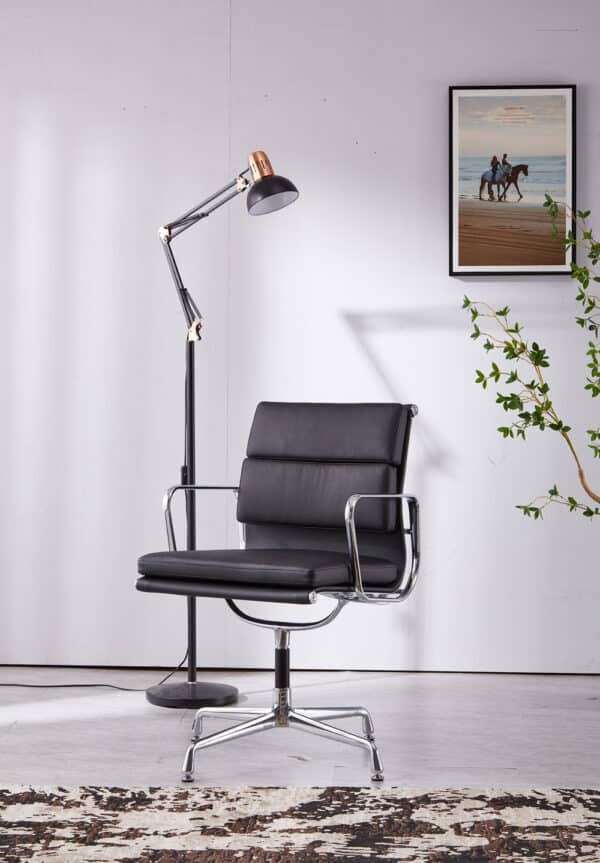 chaise de bureau comfortable design sans roulette base fixe copie eames soft pad ea208 en cuir noir dans un bureau