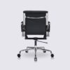 Office chair in black full grain leather, polished aluminum arms and castors - Alberto - Image 5