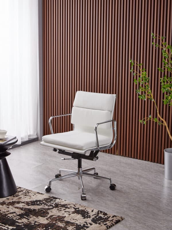 replica chaise de bureau eames ergonomique confortable design cuir blanc fauteuil soft pad ea217 dans un bureau