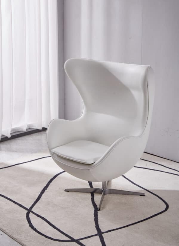 fauteuil oeuf sur pied design moderne pivotant cuir blanc italien replica arne jacobsen egg chair dans un salon
