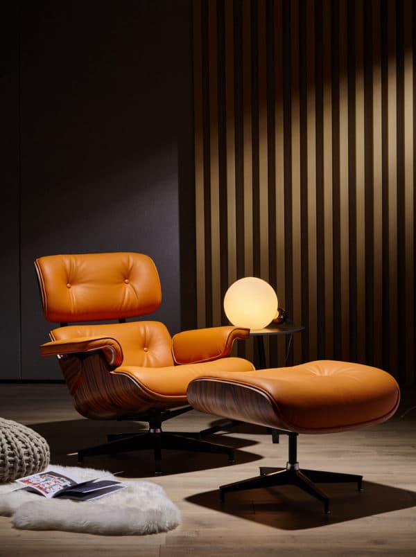 Kopie Charles Eames Sessel mit Ottoman italienischem Leder orange Palisanderholz schwarze Alu-Basis in einem Lounge-Salon