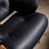 Cadeira lounge e otomana em pele de grão integral preta e madeira de freixo Stefano - Image 10