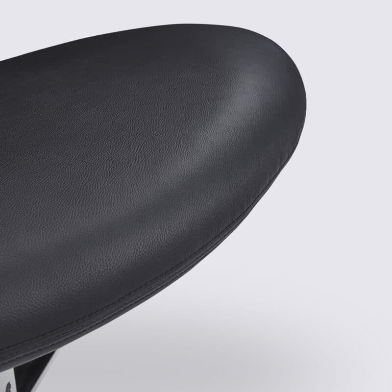 replica chaise corona poul volther ej5 fauteuil lounge en cuir noir pivotant avec repose pieds design moderne