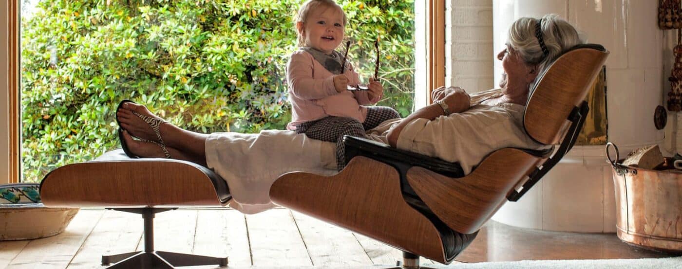 mujer y niño en una silla Eames
