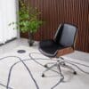 Silla de oficina de piel negra con acabados en madera de nogal y aluminio pulido - Nórdica - Imagen 7