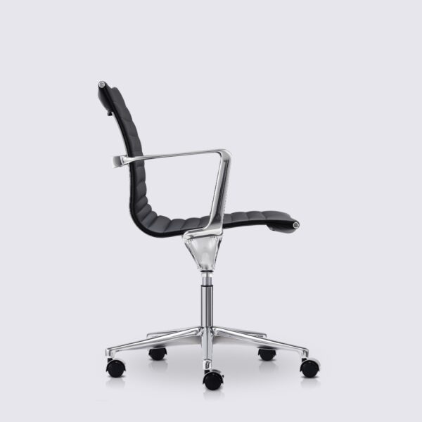 chaise de bureau design avec roulette et accoudoir en cuir noir et aluminium poli livio premium