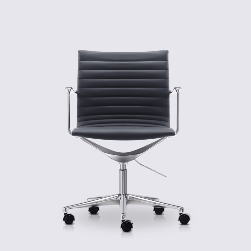 chaise de bureau eams avec roulette et accoudoir en cuir noir et aluminium poli livio premium