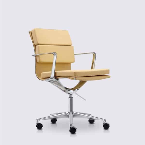 chaise de bureau design avec roulette et accoudoir en cuir blanc crème et aluminium chrome alberto premium