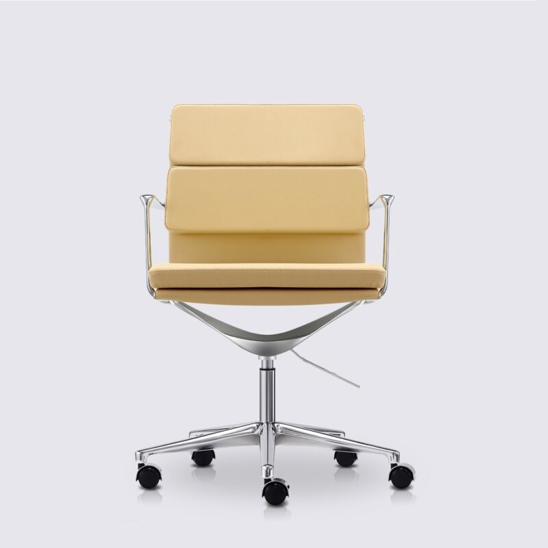 chaise de bureau moderne avec roulette et accoudoir en cuir blanc crème et aluminium chrome alberto premium