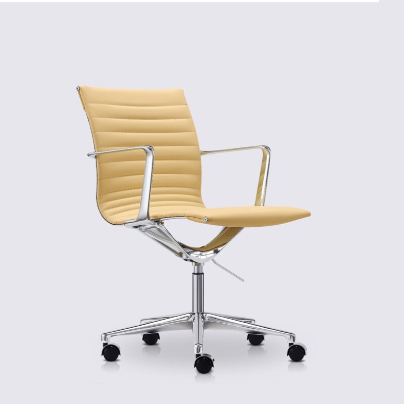 chaise de bureau design avec roulette et accoudoir en cuir blanc crème et aluminium poli livio premium