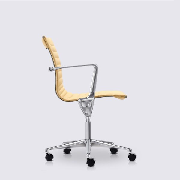 chaise de bureau moderne avec roulette et accoudoir en cuir blanc crème et aluminium poli livio premium