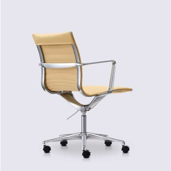 chaise de bureau haut de gamme avec roulette et accoudoir en cuir blanc crème et aluminium poli livio premium