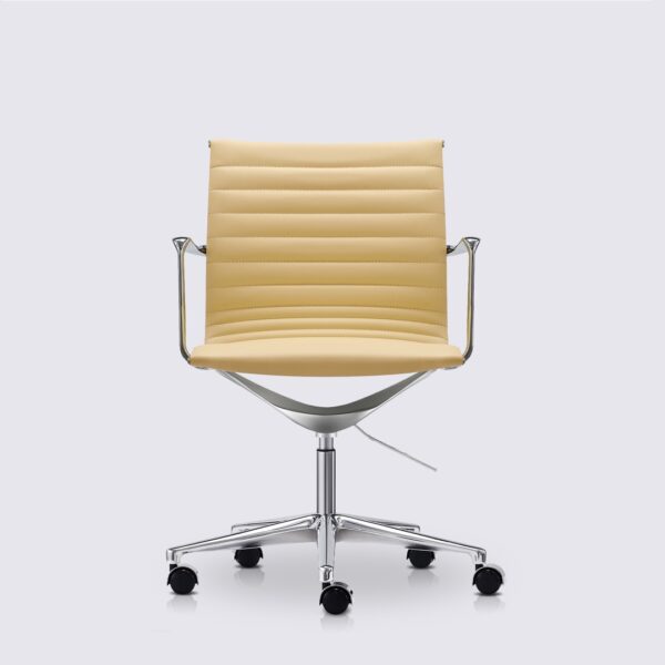 chaise de bureau eames avec roulette et accoudoir en cuir blanc crème et aluminium poli livio premium