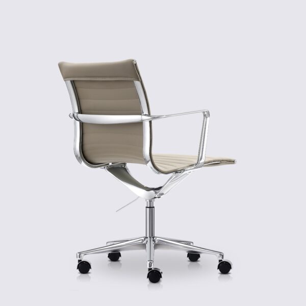 chaise de bureau eames avec roulette et accoudoir en cuir gris et aluminium poli livio premium