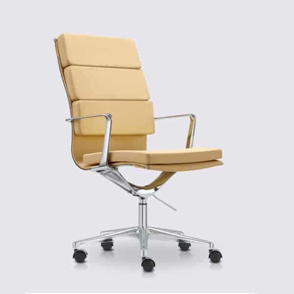 chaise de bureau design dossier haut avec roulette et accoudoir en cuir blanc creme et aluminium chrome alberto premium