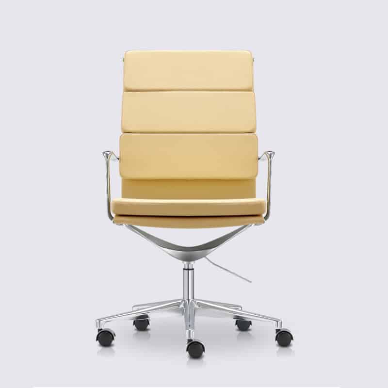 chaise de bureau eames dossier haut avec roulette et accoudoir en cuir blanc creme et aluminium chrome alberto premium