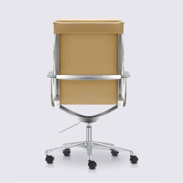 chaise de bureau scandinave dossier haut avec roulette et accoudoir en cuir blanc creme et aluminium chrome alberto premium