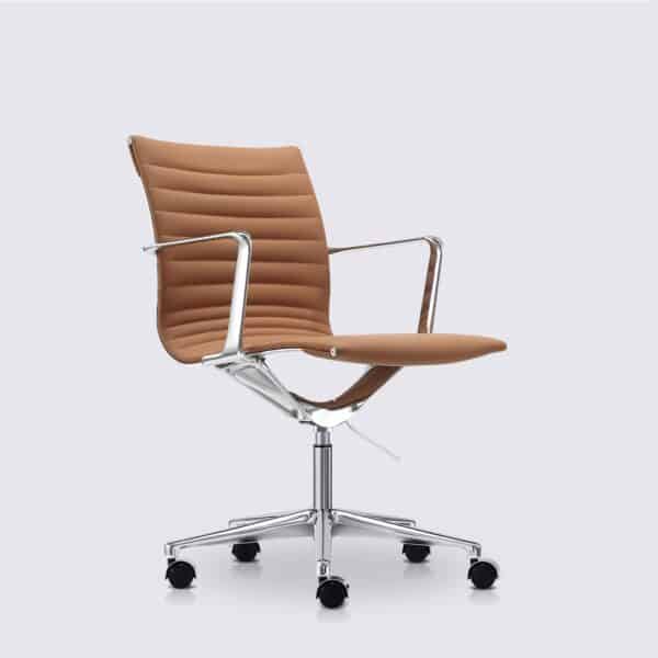 chaise de bureau design eames avec roulette et accoudoir en cuir cognac et aluminium poli livio premium