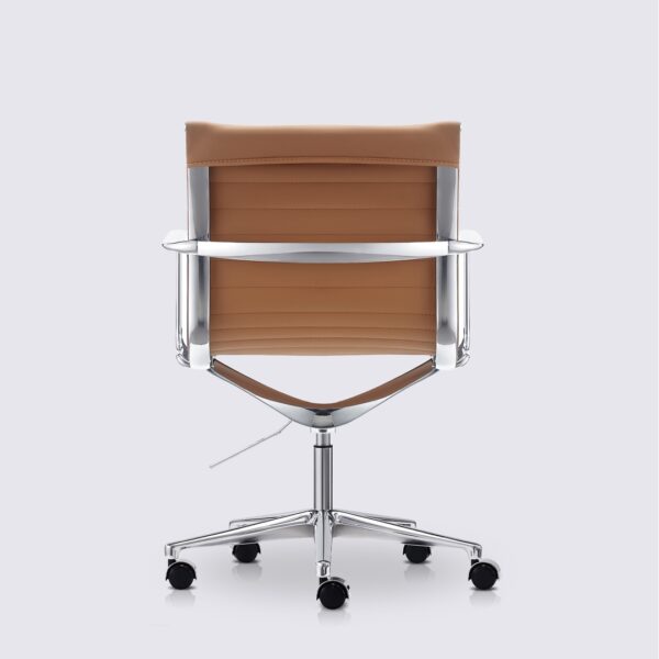 chaise de bureau moderne avec roulette et accoudoir en cuir cognac et aluminium poli livio premium