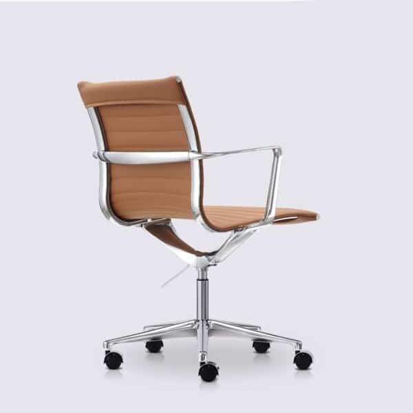 chaise de bureau design eams avec roulette et accoudoir en cuir cognac et aluminium poli livio premium