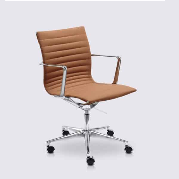 chaise de bureau design avec roulette et accoudoir en cuir cognac et aluminium poli livio premium