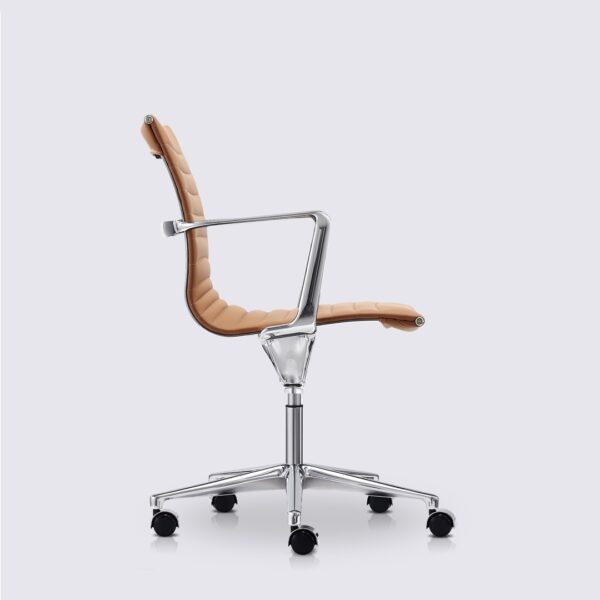 chaise de bureau design haut de gamme avec roulette et accoudoir en cuir cognac et aluminium poli livio premium