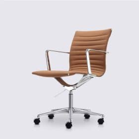 Chaise de bureau design en cuir cognac et aluminium chromé – Livio Premium
