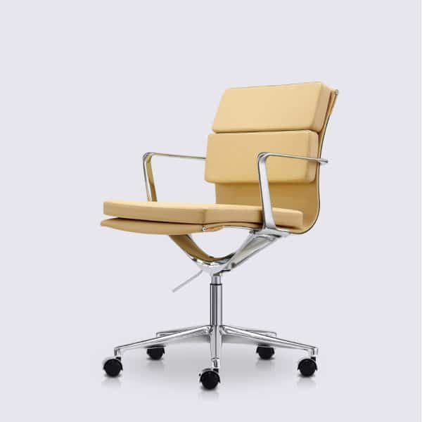 chaise de bureau design eames soft pad ea 217 avec roulette et accoudoir en cuir blanc crème et aluminium chrome alberto premium