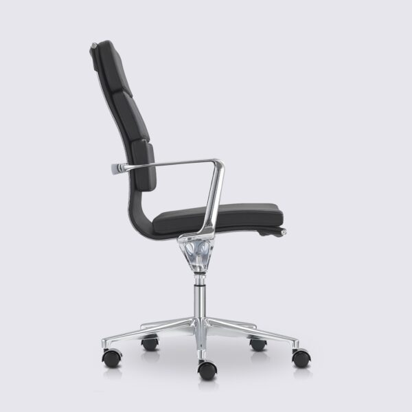 chaise de bureau design eams dossier haut avec roulette et accoudoir en cuir noir et aluminium chrome alberto premium