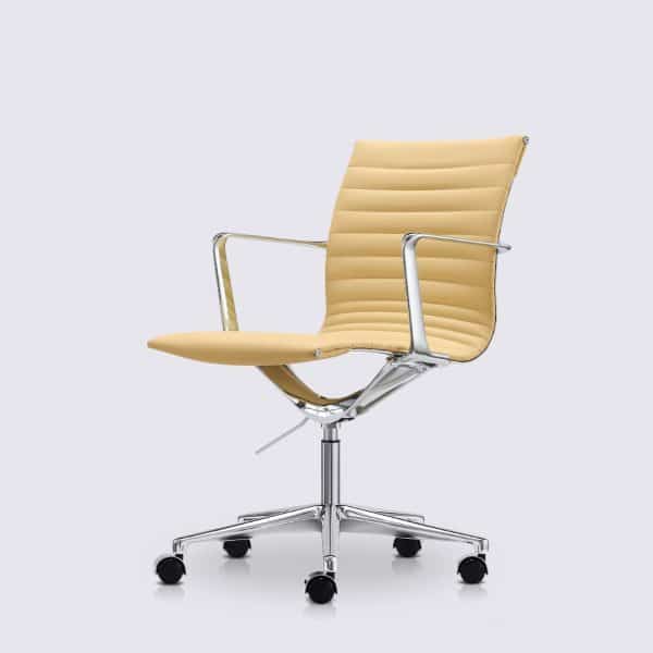 chaise de bureau eames alu ea117design avec roulette et accoudoir en cuir blanc crème et aluminium poli livio premium