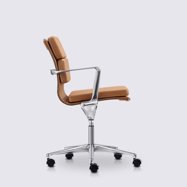 chaise de bureau eams avec roulette et accoudoir en cuir cognac et aluminium chrome alberto premium