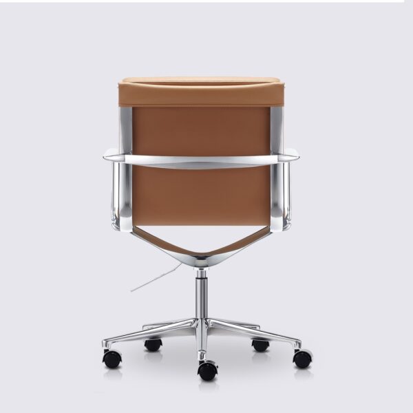 chaise de bureau moderne avec roulette et accoudoir en cuir cognac et aluminium chrome alberto premium