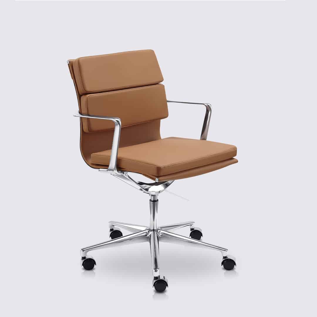 chaise de bureau ergonomique avec roulette et accoudoir en cuir cognac et aluminium chrome alberto premium