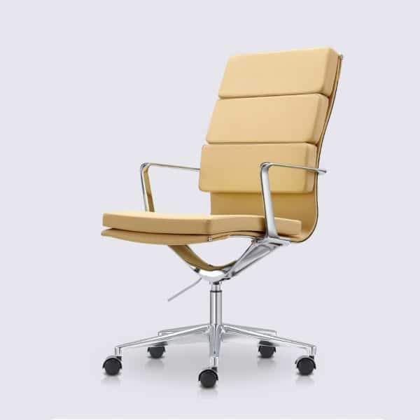 chaise de bureau eames soft pad ea217 design dossier haut avec roulette et accoudoir en cuir crème et aluminium chrome alberto premium