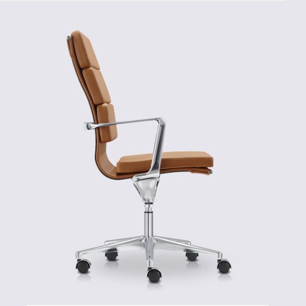 chaise de bureau eams dossier haut avec roulette et accoudoir en cuir cognac et aluminium chrome alberto premium