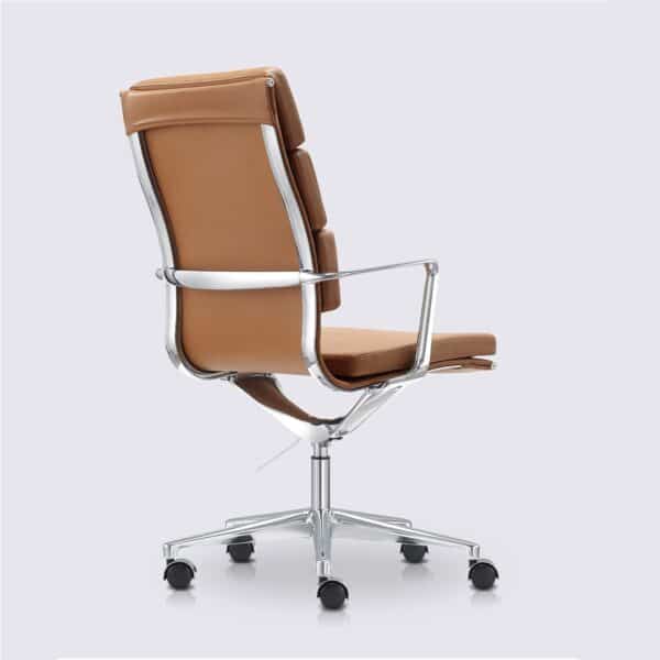 chaise de bureau moderne dossier haut avec roulette et accoudoir en cuir cognac et aluminium chrome alberto premium