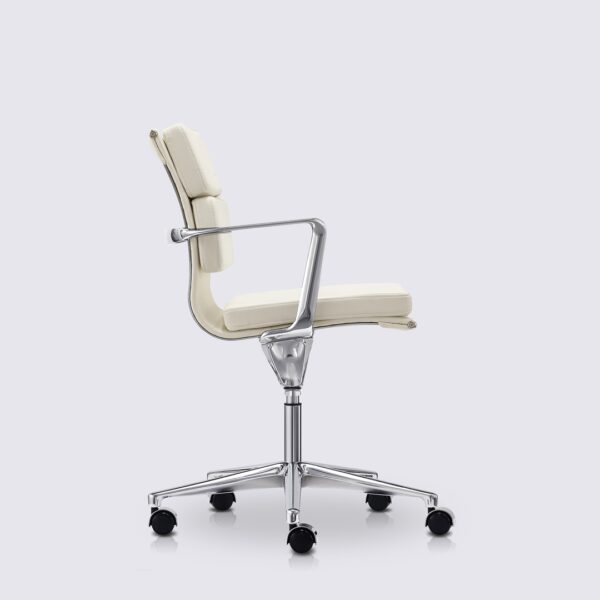chaise de bureau eames avec roulette et accoudoir en cuir blanc et aluminium chrome alberto premium