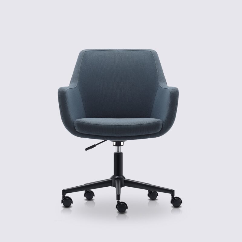 chaise de bureau scandinave emma avec roulette et accoudoir en tissu linen bleu barbeau et base noir matte