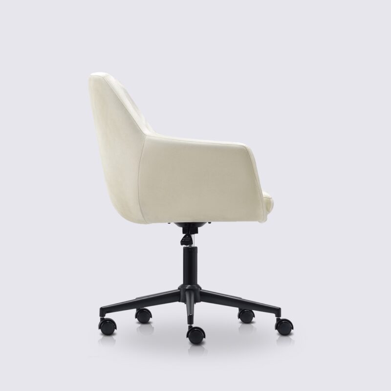 chaise de bureau design emma avec roulette et accoudoir en tissu velours blanc crème et base noir matte