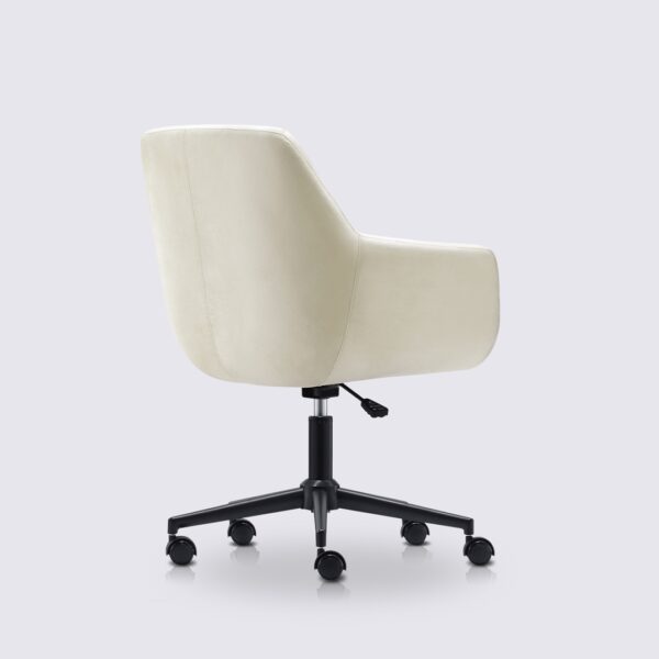chaise de bureau scandinave emma avec roulette et accoudoir en tissu velours blanc crème et base noir matte