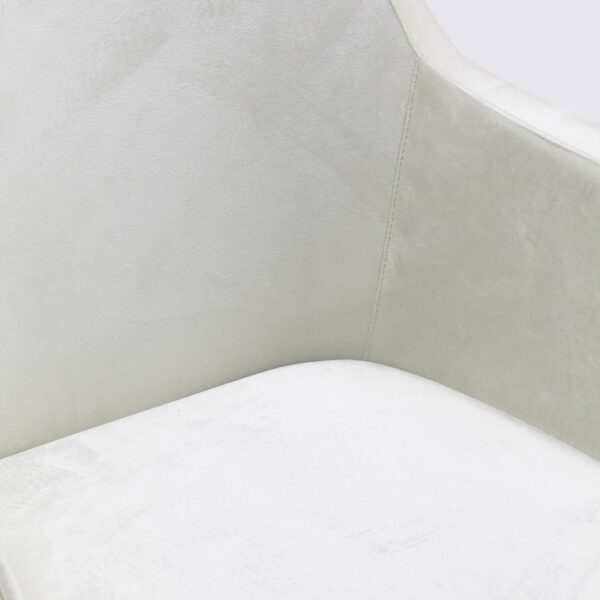chaise de bureau blanche emma avec roulette et accoudoir en tissu velours blanc crème et base noir matte