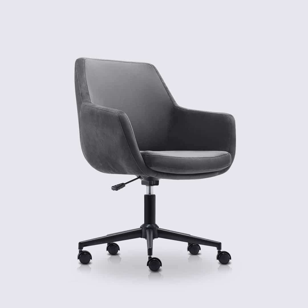 chaise de bureau scandinave emma avec roulette et accoudoir en velours gris charbon et base noir matte