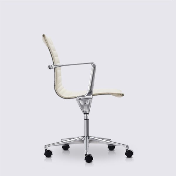 chaise de bureau design avec roulette et accoudoir en cuir blanc et aluminium poli livio premium