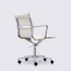 sedia da ufficio eames premium con rotelle e braccioli in pelle bianca e alluminio lucido livio premium