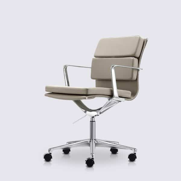 chaise de bureau eames avec roulette et accoudoir en cuir gris et aluminium chrome alberto premium vitra