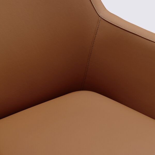 chaise de bureau design emma avec roulette et accoudoir en cuir pleine fleur cognac et base noir matte