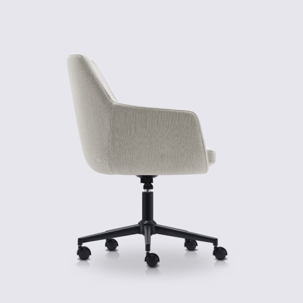 chaise de bureau design emma avec roulette et accoudoir en tissu linen crème clair et base noir matte