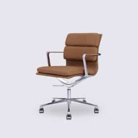 Chaise de bureau design en cuir cognac avec base en aluminium chromé – Alberto Premium