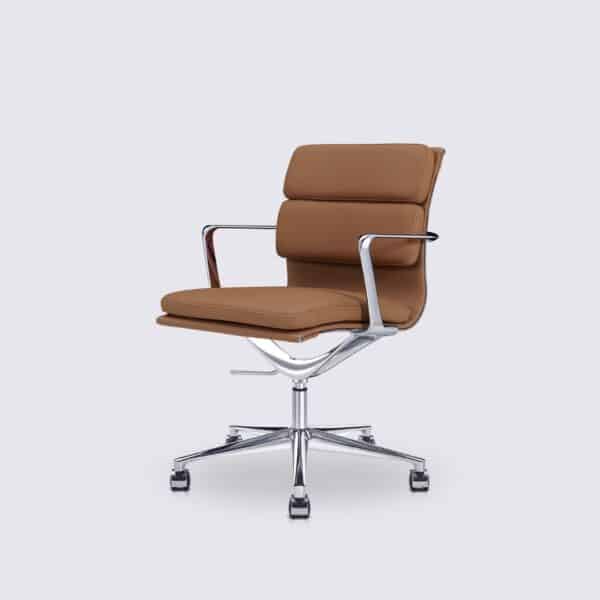 chaise de bureau style eames ea217 design roulette et accoudoir cuir camel et aluminium chrome